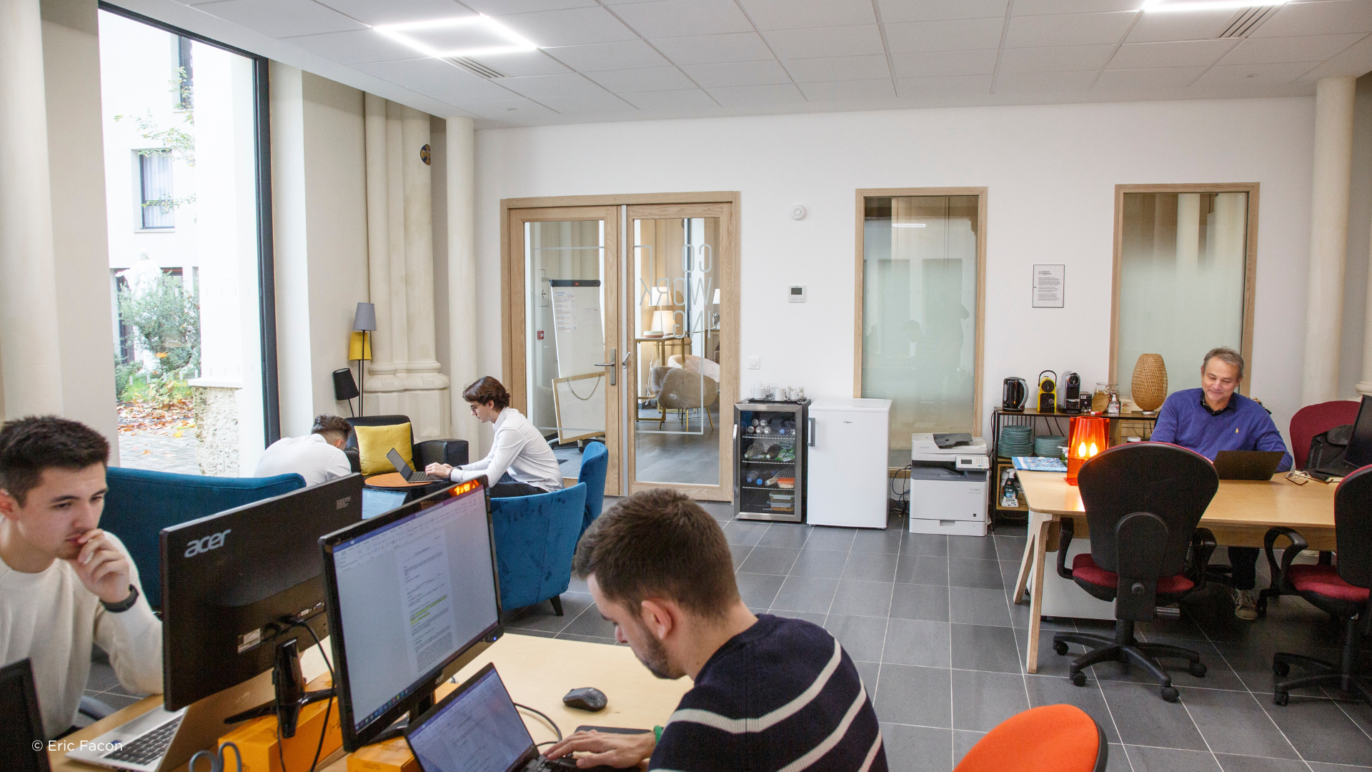 Personnes travaillant dans un coworking