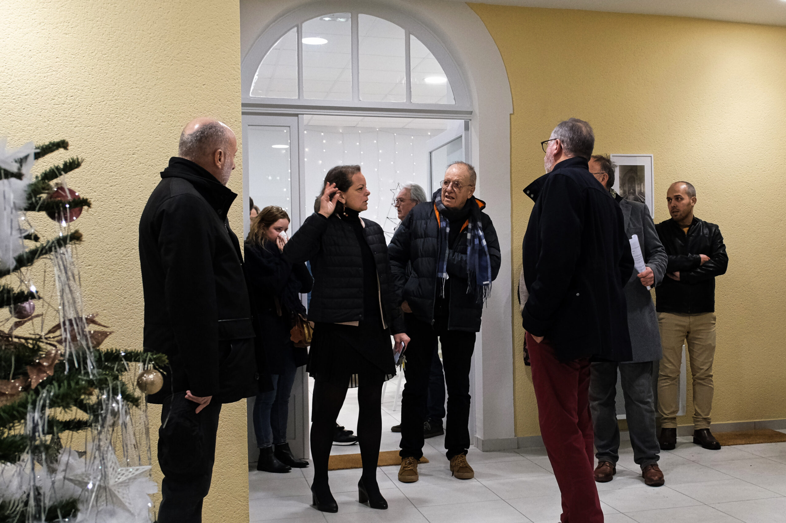 Des personnes discutant lors de l'inauguration de la résidence intergénérationnelle Saint-François