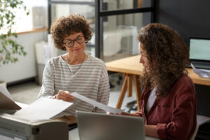 Plan Moyen Femmes Discutant Au Travail