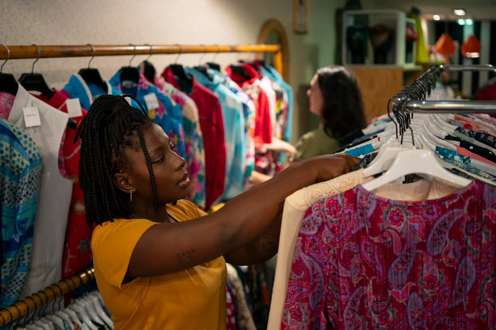 Femme Faisant Du Shopping Dans Friperie