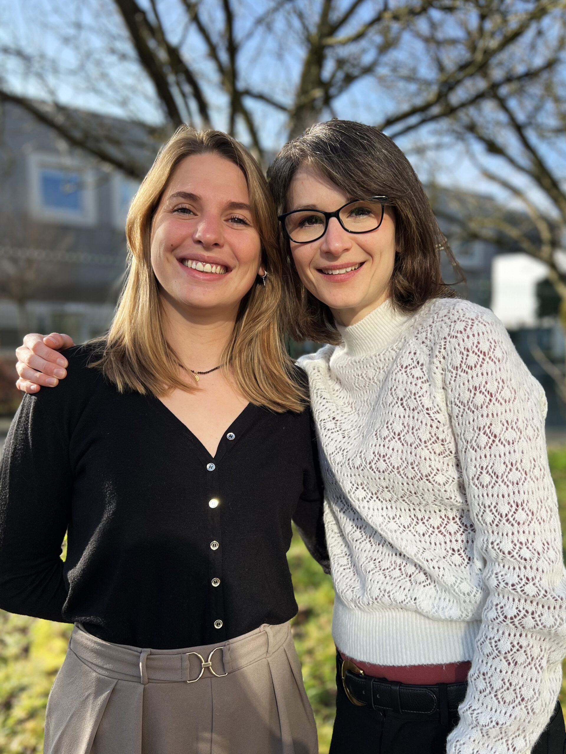 Photo portrait de deux travailleuses sociales